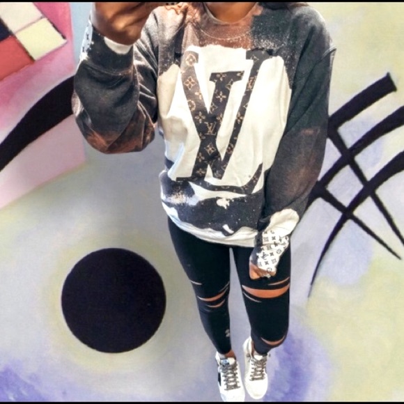 Pullover l V W/ logo designs on sleeves & Front of Sweatshirt 1 out of 125 LEFT - Picture 14 of 17